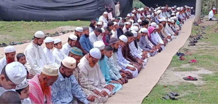 দেশের বিভিন্ন জেলায় মধ্যপ্রাচ্যের সঙ্গে মিল রেখে ঈদ উদযাপন