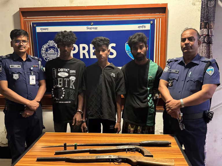গাছের আড়ালে বসে ডাকাতির প্রস্তুতি নিচ্ছিলেন তাঁরা, হাতে ছিল বন্দুক, কিরিচ