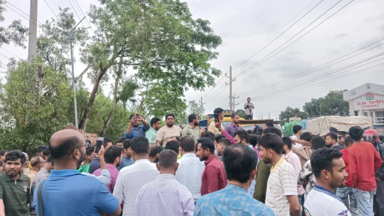 তেল না পেয়ে গোপালগঞ্জে মহাসড়ক অবরোধ, যানজটের সৃষ্টি