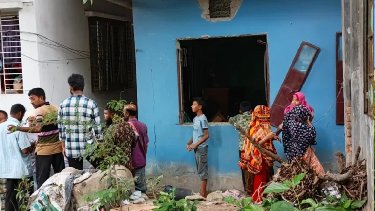 আকস্মিক বিস্ফোরণে উড়ে গেল বাড়ির দরজা-জানালা