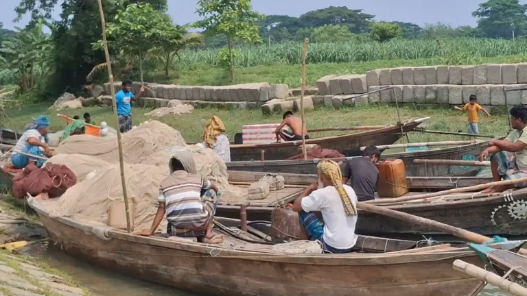 নিষেধাজ্ঞা শেষ আজ, নদীতে নামছেন ৫০ হাজার জেলে
