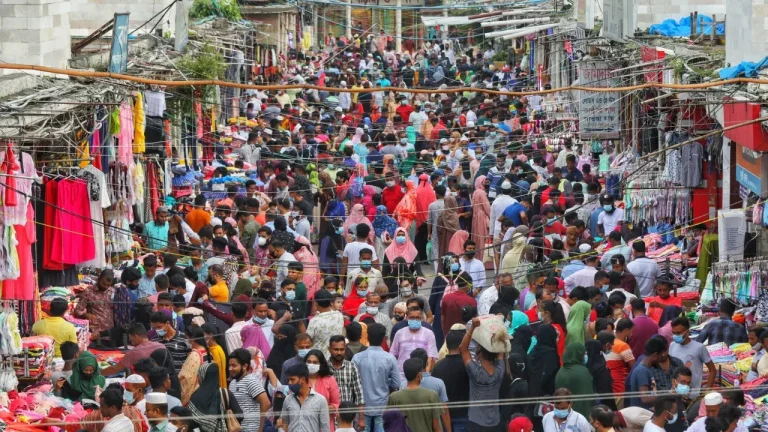 বিপণিবিতানে ক্রেতা কম, ফুটপাতেই বেশি ভিড়