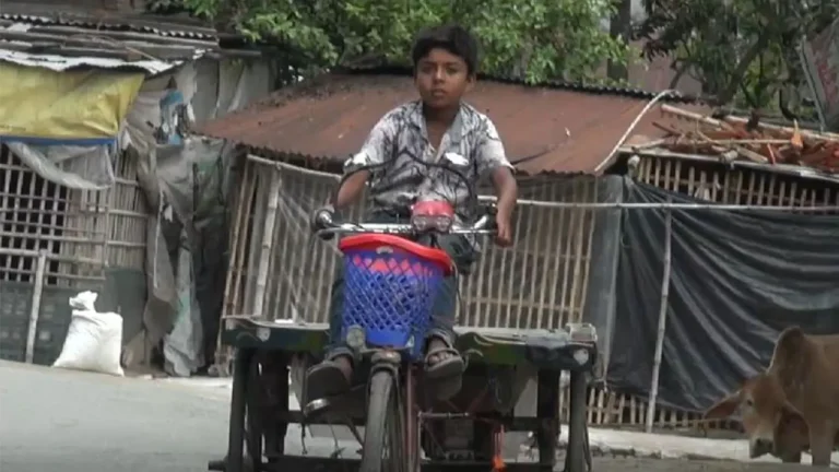 ১০ বছরের হাসানের কাঁধে পরিবারের হাল