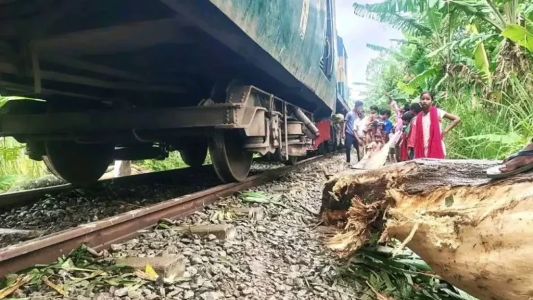 ট্রেনের ইঞ্জিন লাইনচ্যুত, সৈয়দপুর-চিলাহাটি রেলযোগাযোগ বন্ধ