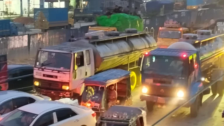 যমুনা সেতু মহাসড়কে যানবাহনের ধীরগতি