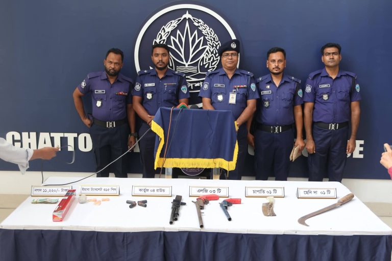 সন্দ্বীপে শীর্ষ সন্ত্রাসী বাবলুসহ ২ জন গ্রেপ্তার, বিপুল অস্ত্র ও মাদক উদ্ধার
