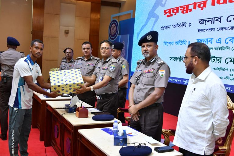 পুলিশ সপ্তাহ-২০২৬ উপলক্ষে বার্ষিক ক্রীড়া প্রতিযোগিতায় কৃতিত্ব অর্জনকারী পুলিশ সদস্যকে পুরস্কার প্রদান