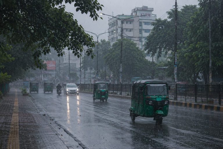 চট্টগ্রামে সারাদিন গুঁড়ি গুঁড়ি বৃষ্টি, জনজীবনে ভোগান্তি
